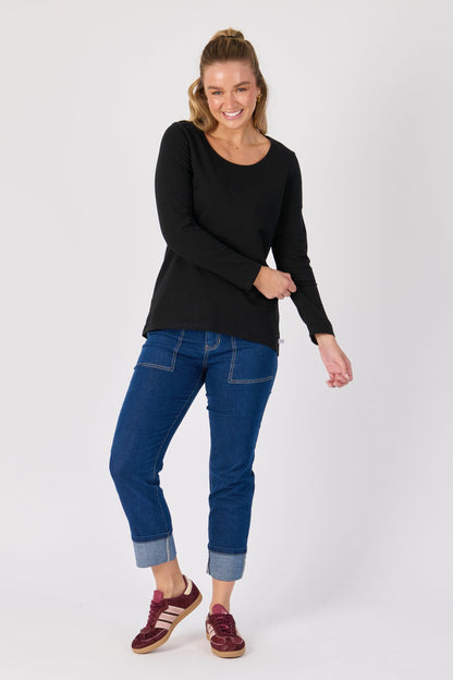Long sleeve curved hem tee